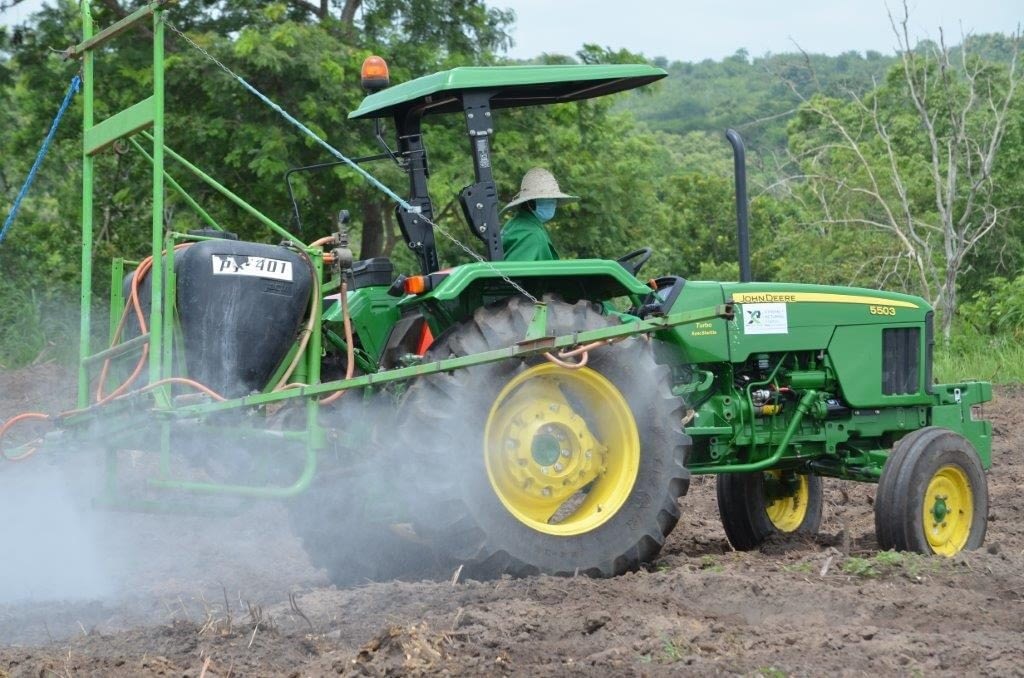 John-Deere-5503-with-Jacto-Boom-Sprayer-Xtreme-Returns-Farms-1024x678